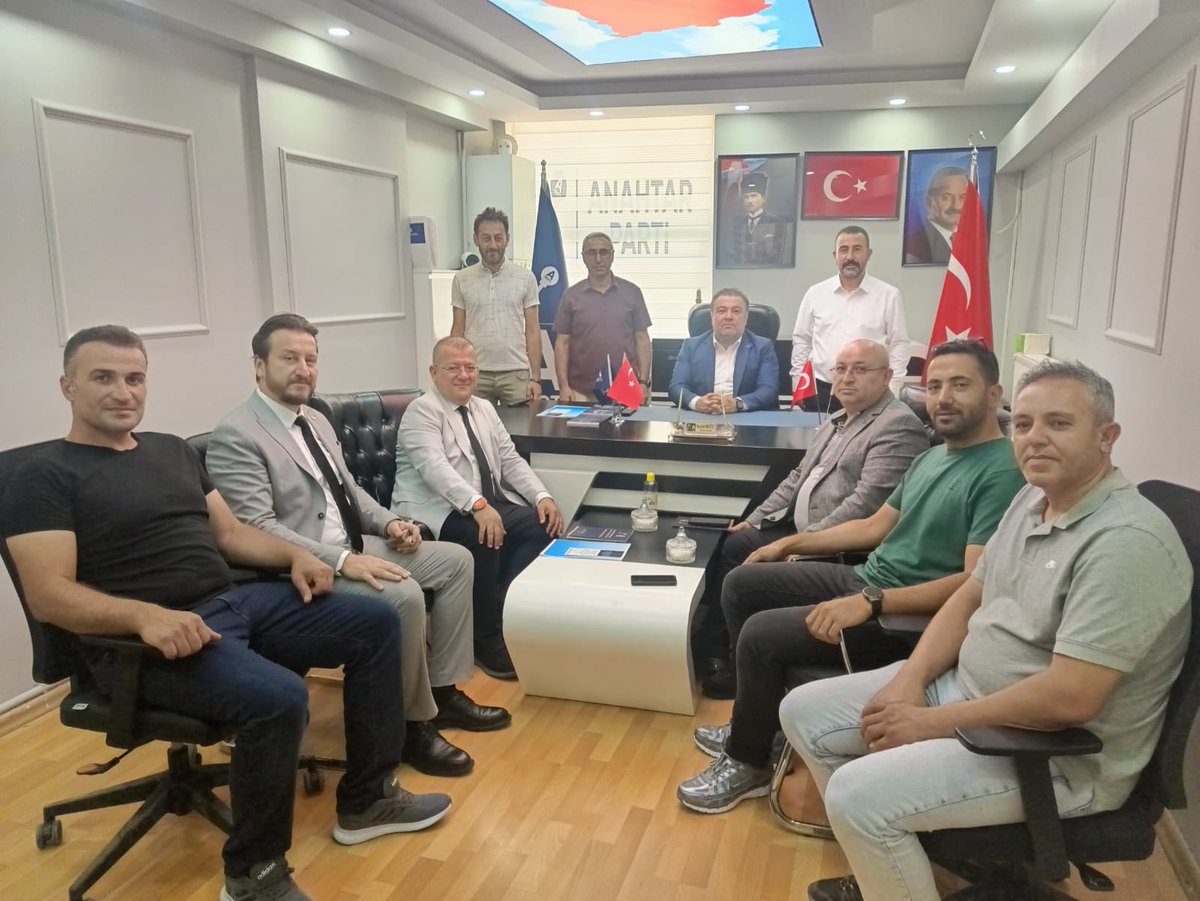 Çorum Ticaret ve Sanayi Odası Yönetim Kurulu Başkanı Sayın Çetin Başaranhıncal ile Yönetim kurulu üyeleri Doğan Keskin ve Muharrem Sarı Arslan'a nazik ziyatlerinden dolayı teşekkür ederim. 

Şehrimizin ekonomik ve toplumsal gelişimi adına yapılan bu anlamlı ziyarette karşılıklı