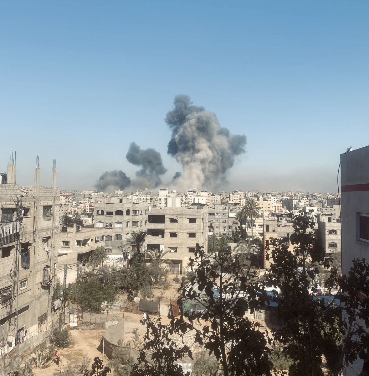 amalhabeeb87's tweet image. اهتزت الجدران!
رجفت القلوب!
فزع الصغار
بالعين المجرّدة، حزام ناري شرق المدينة، لكنّه سقط في قلوبنا!
#تفاصيل #غزة_تُباد