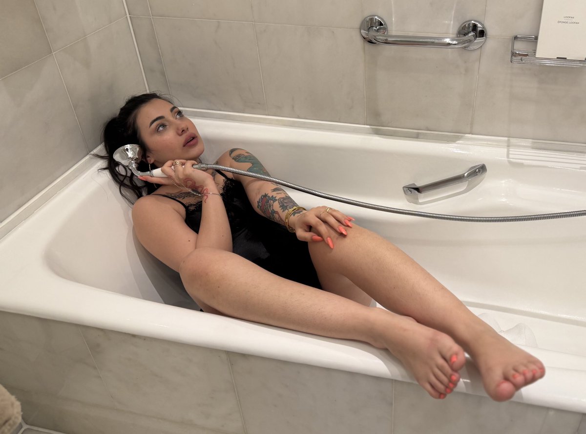 Normalde İstanbul’da hükmediyorum… Ama İzmir, sıra sende olabilir. 👀
Reel seanslar için İzmir’e gelmeyi planlıyorum. Kimler cesaret edip yerini şimdiden almak ister?
Şimdi söyle, sonra pişman olma.
DM’deyim. 🖤