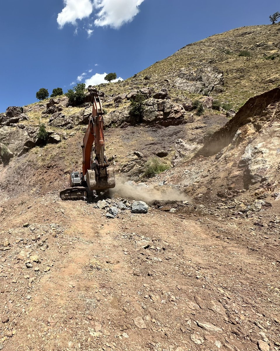 Batman valimiz sayın <a href="/canalpekrem/">Ekrem CANALP</a> ve sason kaymakamımız  sayın Furkan başar  talimatları doğrultusunda  sason Altıdere köy yolu  konforlu yol sağlıklı  ulaşim için desteklerinden  ötürü Teşekür  ederim  sayın valimiz sayın kaymakamımız köyümüzde ağırlamaktan memnuyet  duyarız