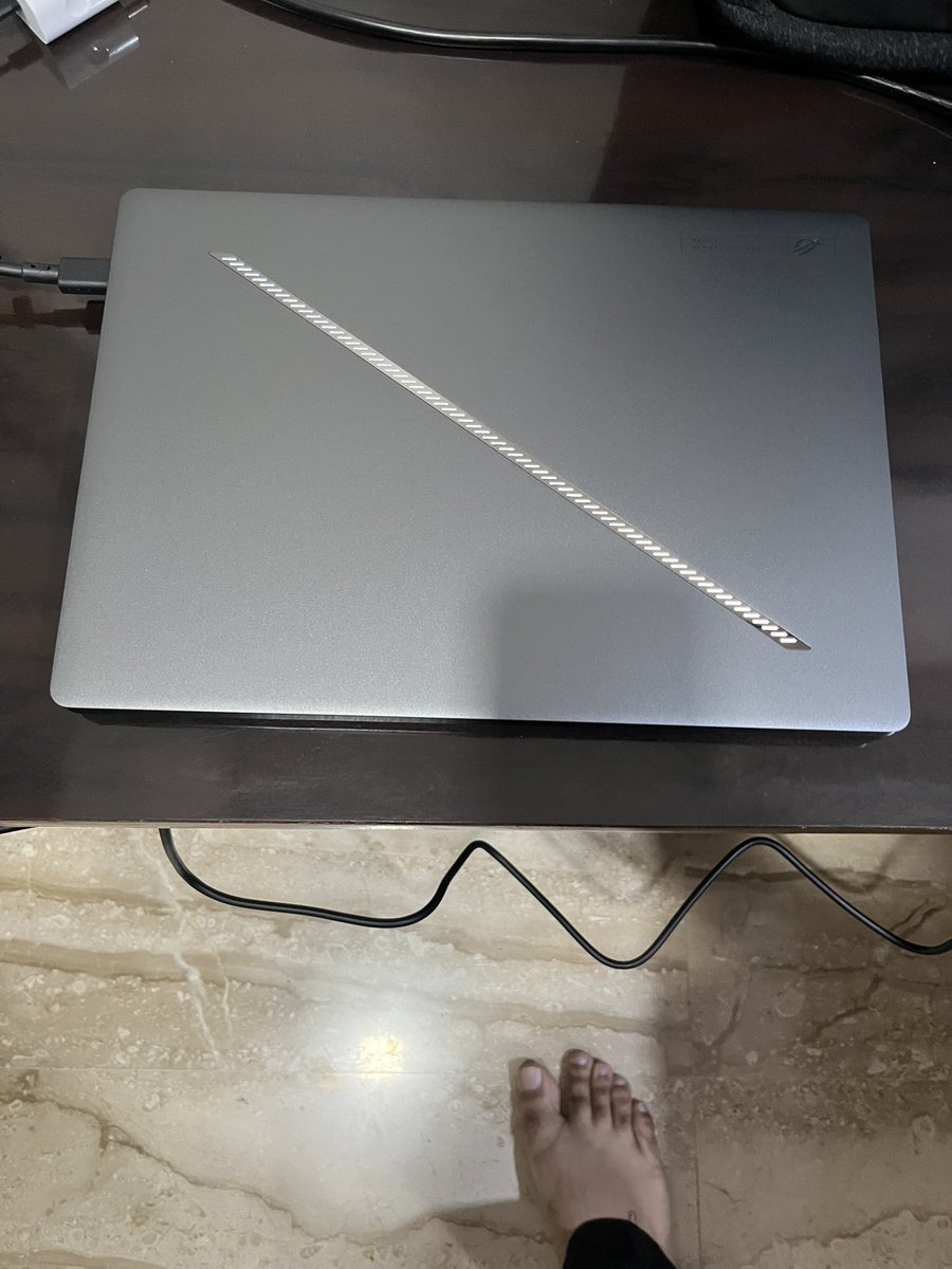dexterhere_'s tweet image. Got something to work while i travel.