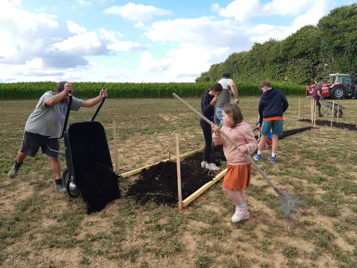 [#TDF2025] Les agriculteurs <a href="/fdsea53/">FDSEA53</a> et <a href="/JEUNESAGRI53/">JAMAYENNE</a> s’activent pour le <a href="/LeTour/">Tour de France™</a> ! Depuis plusieurs jours, bénévoles et partenaires sont à pied d’œuvre pour donner vie à une fresque géante en l’honneur du terroir de <a href="/lamayenne/">La Mayenne, le Département</a> !  Rendez-vous ce  1️⃣2️⃣/7️⃣ à Marigné-Peuton ! <a href="/FNSEA/">La FNSEA</a>