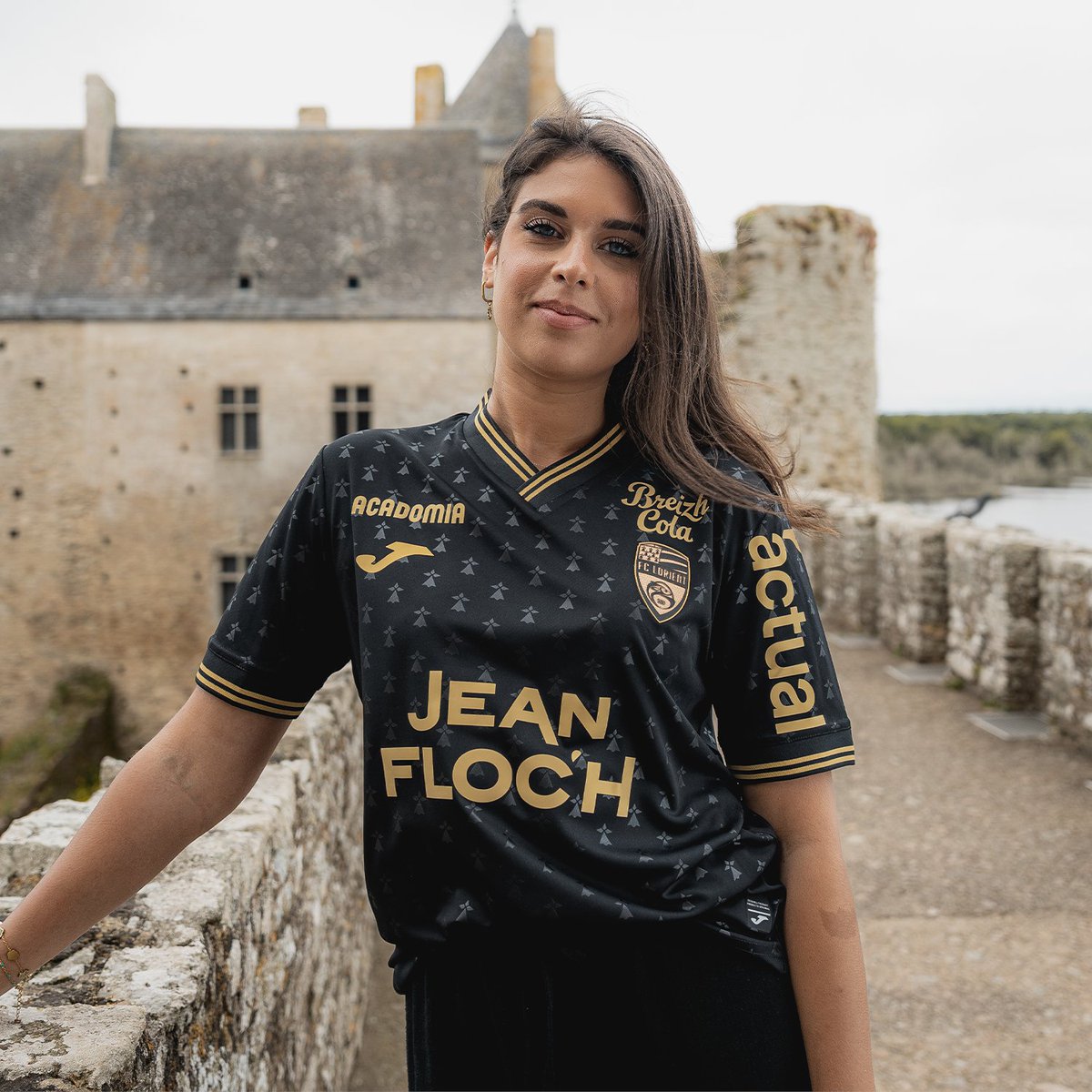 FCLorient's tweet photo. 𝘕'𝘦𝘶𝘴 𝘣𝘳𝘰 𝘢𝘭𝘭 𝘢 𝘨𝘢𝘳𝘢𝘯 𝘬𝘦𝘮𝘦𝘯𝘵 '𝘣𝘢𝘳𝘻𝘩 𝘢𝘳 𝘣𝘦𝘥
𝘐𝘭 𝘯’𝘦𝘴𝘵 𝘥’𝘢𝘶𝘵𝘳𝘦 𝘱𝘢𝘺𝘴 𝘢𝘶 𝘮𝘰𝘯𝘥𝘦 𝘲𝘶𝘦 𝘫’𝘢𝘪𝘮𝘦 𝘢𝘶𝘵𝘢𝘯𝘵

La beauté de notre région, la fierté de notre identité, la richesse de notre patrimoine.

🆕 Maillot 𝙏𝙝𝙞𝙧𝙙 25/26