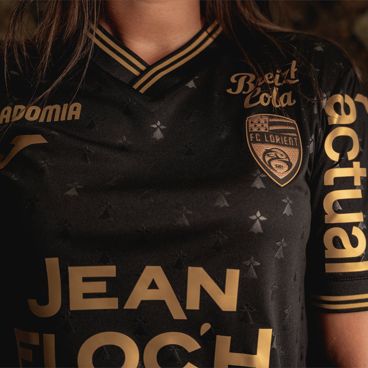 FCLorient's tweet photo. 𝘕'𝘦𝘶𝘴 𝘣𝘳𝘰 𝘢𝘭𝘭 𝘢 𝘨𝘢𝘳𝘢𝘯 𝘬𝘦𝘮𝘦𝘯𝘵 '𝘣𝘢𝘳𝘻𝘩 𝘢𝘳 𝘣𝘦𝘥
𝘐𝘭 𝘯’𝘦𝘴𝘵 𝘥’𝘢𝘶𝘵𝘳𝘦 𝘱𝘢𝘺𝘴 𝘢𝘶 𝘮𝘰𝘯𝘥𝘦 𝘲𝘶𝘦 𝘫’𝘢𝘪𝘮𝘦 𝘢𝘶𝘵𝘢𝘯𝘵

La beauté de notre région, la fierté de notre identité, la richesse de notre patrimoine.

🆕 Maillot 𝙏𝙝𝙞𝙧𝙙 25/26
