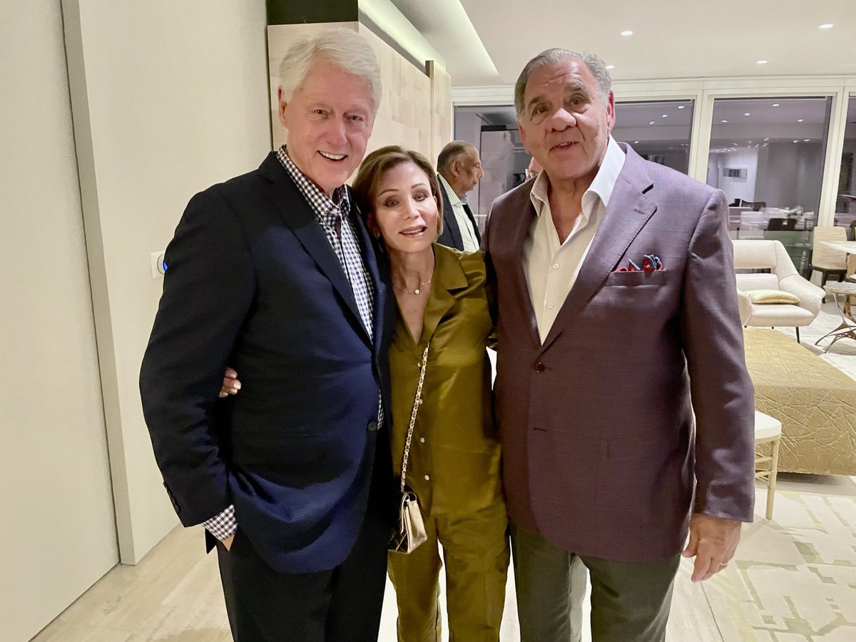 leesfield's tweet image. 📸 Former President Bill Clinton with Cynthia & Ira Leesfield of The Leesfield Family Foundation. Mr. Leesfield served on the President’s Council on Physical Fitness & the Holocaust Assets Commission—co-authoring the President’s Report—during the Clinton Administration.