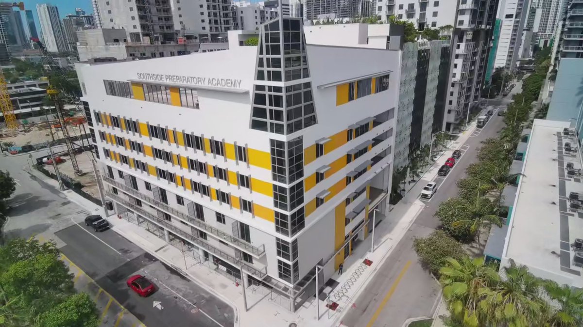 MDCPSCapital's tweet image. 🦅 👁️ View #MDCPSFacilities is inching closer and closer to delivering our stunning @southsideowls  new 610 student stations, state-of-the-art classrooms, labs, and a rooftop gym. Plus 10-unit workforce housing for teachers & staff @SuptDotres @ralo2565 #Miami #Brickell