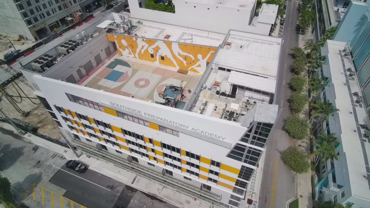 MDCPSCapital's tweet image. 🦅 👁️ View #MDCPSFacilities is inching closer and closer to delivering our stunning @southsideowls  new 610 student stations, state-of-the-art classrooms, labs, and a rooftop gym. Plus 10-unit workforce housing for teachers & staff @SuptDotres @ralo2565 #Miami #Brickell
