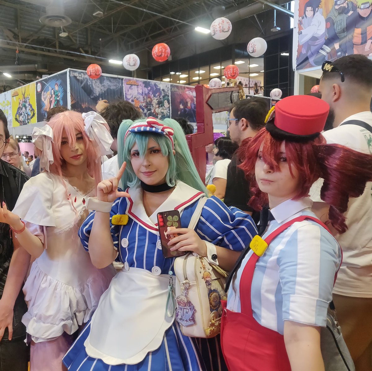 Wtf l'équipe j'ai pas leurs compte pour les créditées malheureusement mais best cosplay Miku Teto