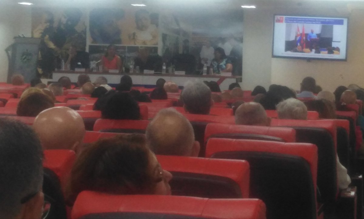 🇨🇺 Con la guía certera del PCC la #Salud siempre ha contado. Amplio y fructífero intercambio de la Lic. Yuniasky Crespo Baquero, Jefa del Departamento de Atención al Sector Social del CCPCC, con los participante en la XXIII Reunión de Jefes de Misiones Médicas; en su 3️⃣ jornada.