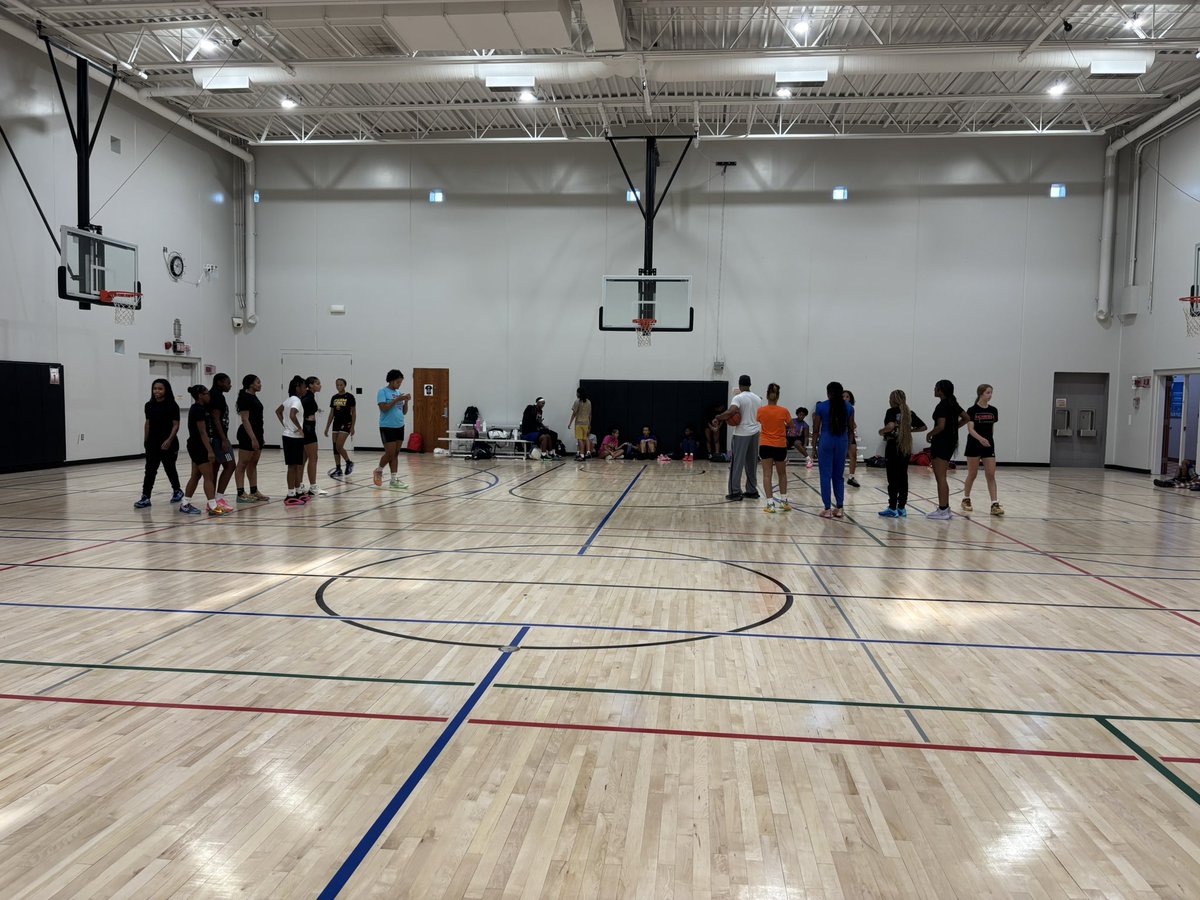 NHE17Ugirls's tweet photo. Great practice yesterday! Alumni there & it was fire! The love, competitive spirit and enthusiasm was in da building! Oh the memories shared! Love it #Builtforus #Bondsforever #Brightfutures @EPIC_4_Girls @OPS_VikingsGBB @OPSCentralGBB @LinksGBB https://t.co/yvdBWayb53
