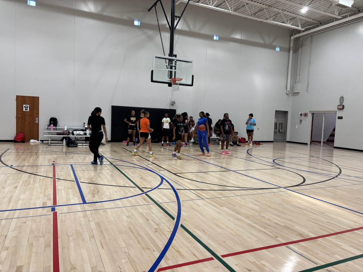 NHE17Ugirls's tweet photo. Great practice yesterday! Alumni there & it was fire! The love, competitive spirit and enthusiasm was in da building! Oh the memories shared! Love it #Builtforus #Bondsforever #Brightfutures @EPIC_4_Girls @OPS_VikingsGBB @OPSCentralGBB @LinksGBB https://t.co/yvdBWayb53