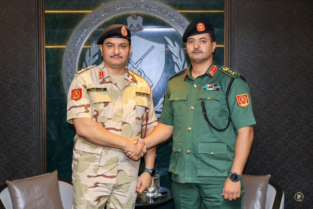 بينكي وبرين من الكساد قعدو يستقبلو في بعضهن 😅👊

جيش البابا منو يقدر يقولهم لا ..