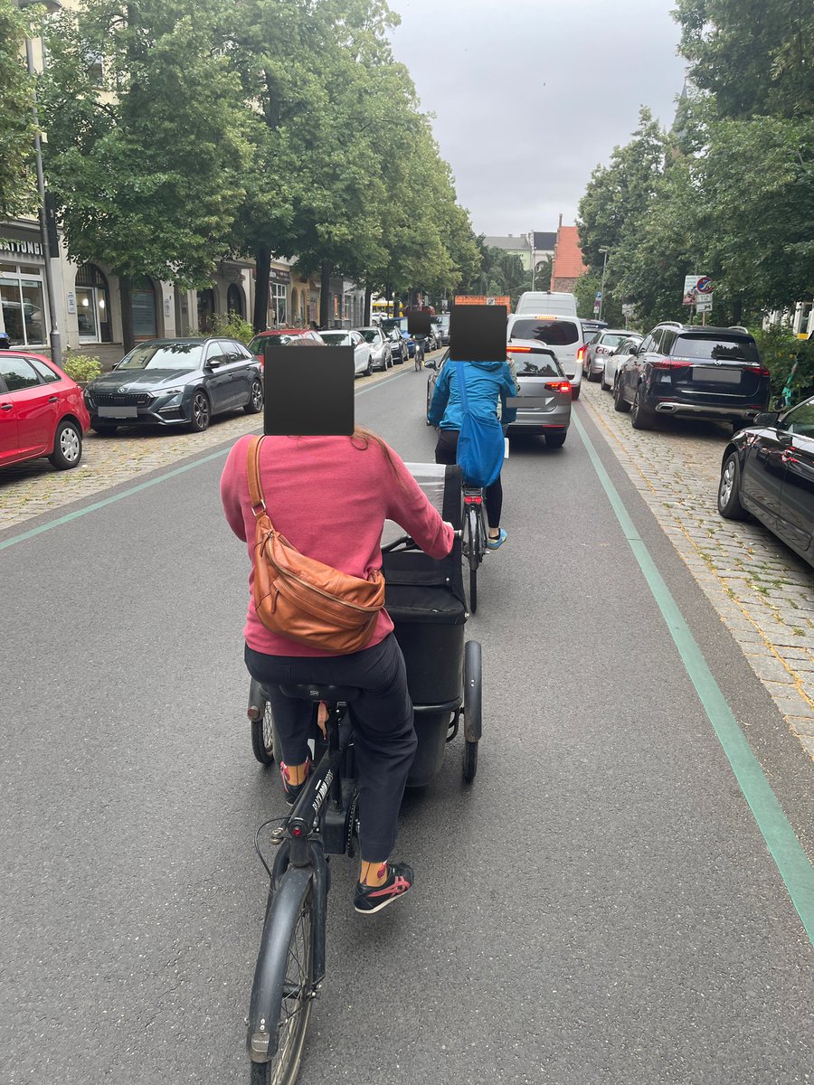 BikerPankow's tweet image. Auto-Stau in der #Fahrradstraße #Ossietzkystraße #Pankow