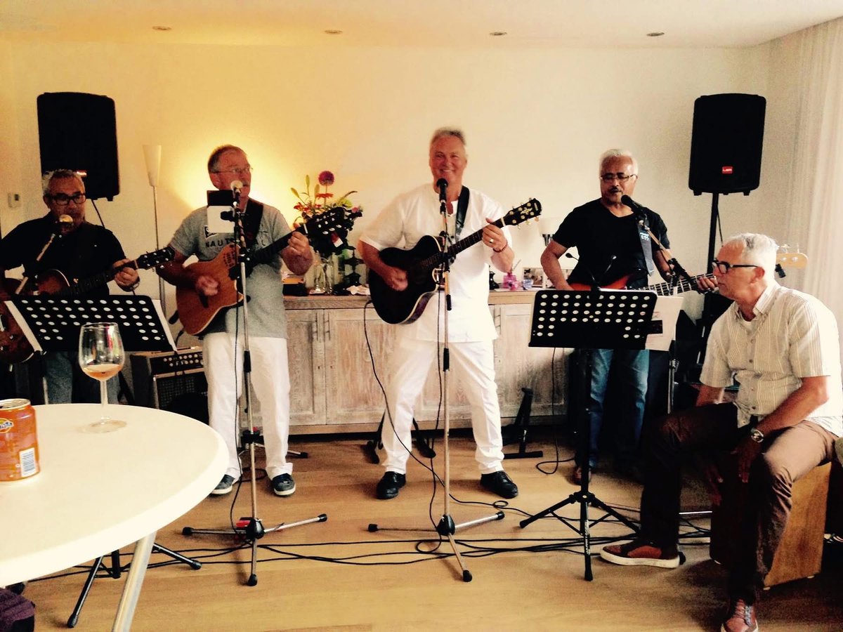 ￼Wat doe je op zondag 17 augustus vanaf 15 uur? Dan drink je een goed glas wijn en luister je naar lekkere, bekende, swingende nummers van De Polderband in akoestische versies bij Wine o’ Clock Krimpen aan de Lek, Dorpsstraat 114. Gratis toegang. Doen!