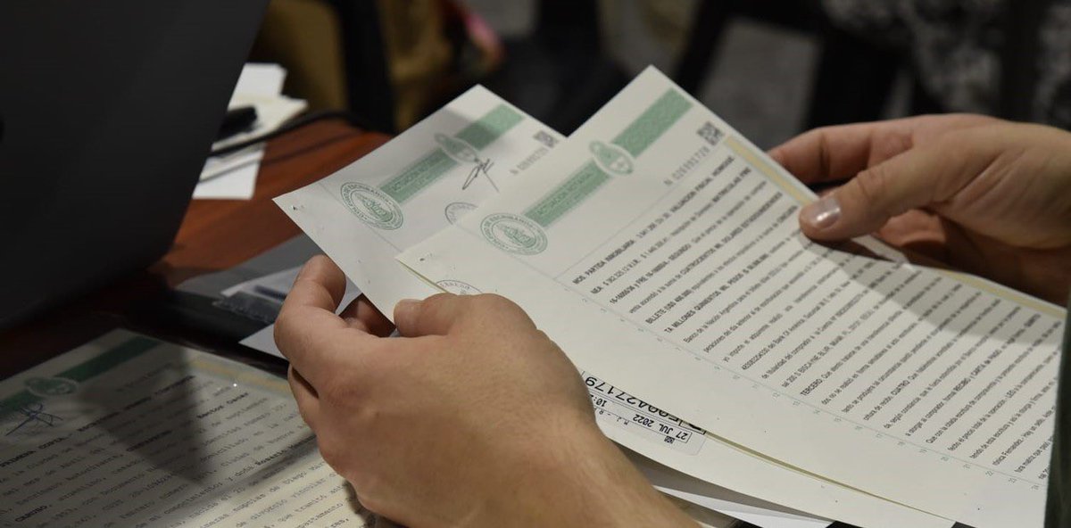 rinconet's tweet photo. ÚLTIMO MOMENTO Cristian Ritondo habría guardado la escritura de su casa en una caja de seguridad y al día siguiente encontró más de 80 escrituras. “Con mi señora y mi contador nos arrodillamos y le agradecimos a Dios: ¡Es otro milagro mileista!” https://t.co/jG52wki8Dl