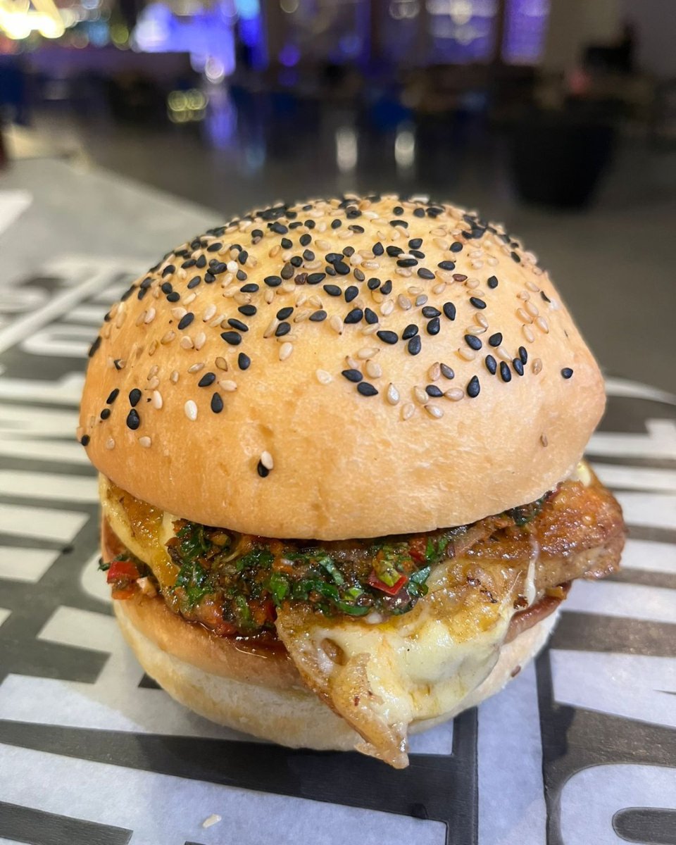 Hay platos que no solo se comen. Se sienten en el pecho.
Como nuestra hamburguesa criolla con carne de pastizales naturales, chimichurri, salsa criolla y provoleta artesanal de <a href="/granjalapiedra/">Granja la Piedra</a>

Disponible en nuestras 3 sedes hasta el 10 de julio.