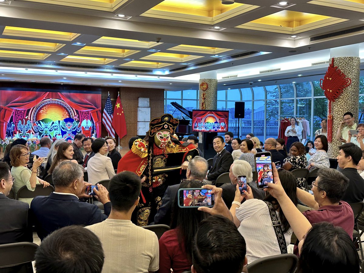 Opening our doors🚪, connecting hearts❤️! Good #neighbors are GOLD. Huge thanks to everyone who joined us at our Consulate’s Neighborhood Open House last night. Your participation made our #community feel even closer!
