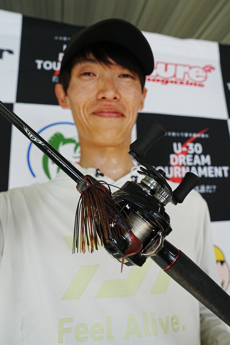 yutobass1007's tweet photo. U-30ドリームトーナメント 新利根川戦🎣

プラから試合まで！
長くなりますが、良ければ見て下さい🙇

プラではスノヤワラをメインに回ってましたが、前日に川を一応見に行ったら、真珠棚付近が水の色も良く、バスも見えたので、フライト順と選手の動きにより川に行くかスノヤワラに行くか決めてました！

エリアは真珠棚付近で、釣り方はその場の雰囲気で色々試しながらやって行きました！

当日のフライト順は22番で、半分ちょっとの選手がスノヤワラに行ったので、川を登って行くことにしました👌

前日から水温が下がり、水門からも流れが出ていたため雰囲気抜群🙆

ボイルも見えバスも居ましたが、カバー撃ちでは雷魚が釣れたので、真珠棚に狙いを変え、1番上流にある浮力体？と真珠棚の杭が複数本絡んだ場所で1本目をキャッチ🐟(画像３枚目)

しかし、エラにかかってしまい、かなりの出血、、
魚のケアに努め、この日は早めに帰着しました。
当日ケアした方法と、使った物も後ほどご紹介します🙇

2日目はフライト順は35番でしたが、前日と風向きが変わる予報だったので、人数が多くてもスノヤワラに直行しました！

途中までノーバイトでしたが、風向きが東風に変わるタイミングで、運良く妙義の橋に近く、風と流れが当たりやすい真珠棚の門に入ることができ、すぐに1本釣れて終了でした！(画像4枚目)

釣れたルアーは両日共にジャッカルさんの
ナカタジグ1/4oz (ザリガニ)+リズムグラブ2.4 (コーラブルーギル)

ナカタジグを使ったのは、テンポ良く探れて、ガード無しのため、フッキングミスが少なくなると考えて使用しました🙆

試合前から沢山の方々に声援を頂いたり、試合が終了した後も、沢山お祝いの言葉を頂戴致しました。

この場を借りて御礼申し上げます。
本当にありがとうございました🙇

#ドリームトーナメント
