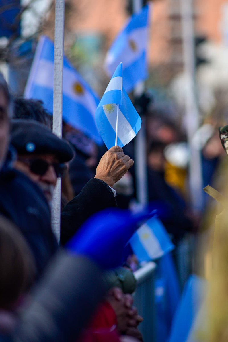 EL DÍA DE LA INDEPENDENCIA Y EL COMPROMISO NEUQUINO

Toda fecha patria invita a reflexionar sobre lo que, en forma individual, en equipo o como comunidad, hacemos por nuestra Argentina. En el caso de Neuquén el compromiso es tan grande como el esfuerzo. Un esfuerzo que no sólo se
