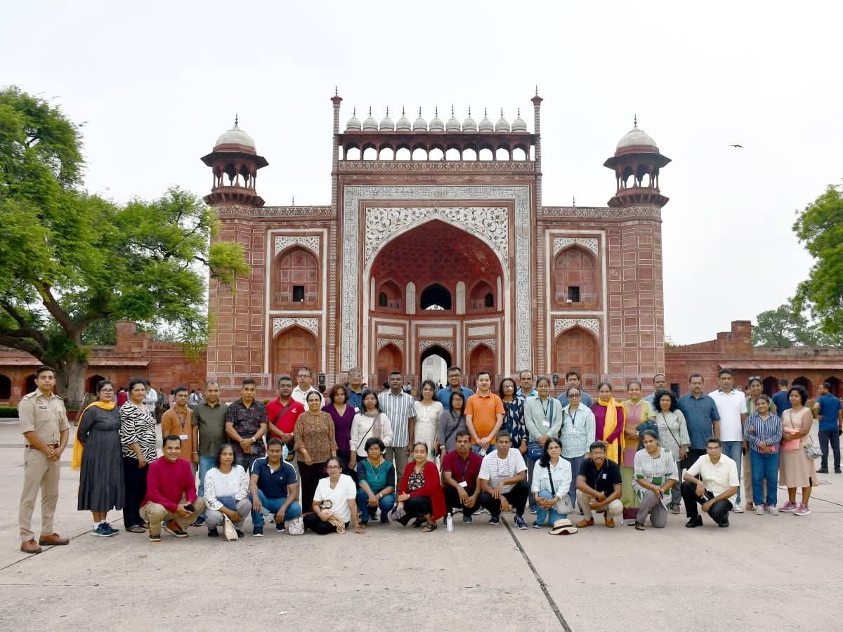 🌍 Study Tour Highlight – Visit to the Taj Mahal 🇱🇰 🤝 🇮🇳
The group of 40 🇱🇰 civil servants who are currently in 🇮🇳 on a Capacity Building Programme at the Taj Mahal in #Agra
(Photos: Dr Mukesh Bhandari)

#TajMahal #StudyTour #SriLanka #CapacityBuilding #DistrictAdministration