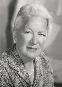 WolfsonHistory's tweet image. DID YOU KNOW: in 1973, Veronica Wedgwood was appointed as a judge for the Wolfson History Prize, the first woman to hold the position.
Wedgwood established herself as a historian with ‘The Thirty Years War’, published before she was 30. She was most well-known to general…