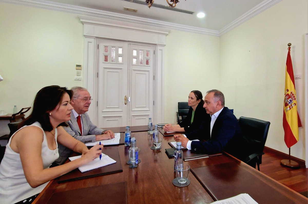 El Subdelegado del Gobierno en Santa Cruz de Tenerife, Javier Plata, se ha reunido hoy con representantes del Colegio Oficial de Abogados para abordar asuntos relacionados con el nuevo decreto de Extranjería.