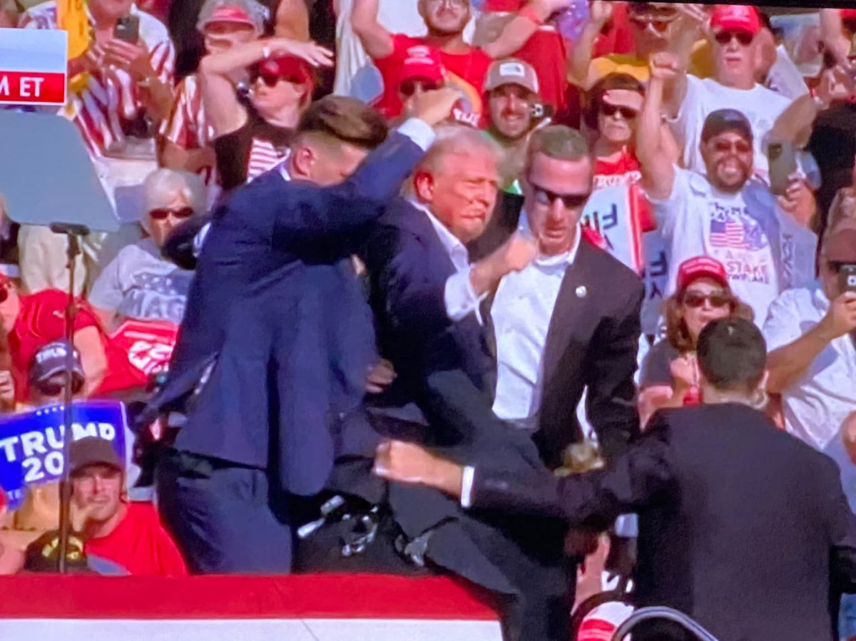 इतिहास का सबसे दिलचस्प नजारा...दो मिनट की ये पोस्ट रौंगटे खड़े कर देगी..अंत तक जरुर पढ़े🧵

1. पेंसिल्वेनिया में अपनी रैली के दौरान  पर गो ली चलने के बाद डोनाल्ड ट्रम्प के कान के पास खून देखा गया।