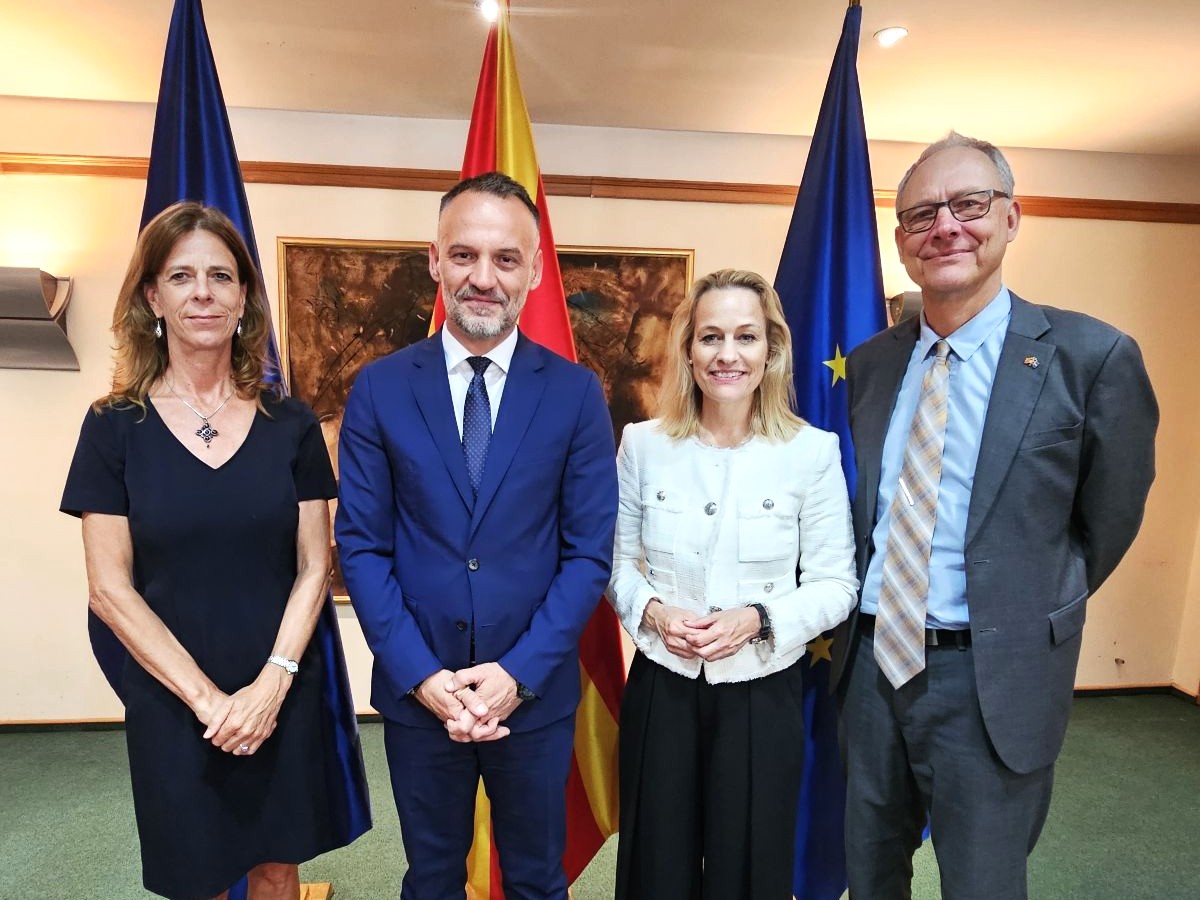 UNOPS_SEEurope's tweet photo. 🤝 DED Damkjaer reaffirmed @UNOPS strong partnership with @VladaMK &amp; @arben_fetai Deputy PM for #GoodGovernance in advancing 🇲🇰 anti-corruption reforms. 

Thankful to 🇸🇪 Sweden &amp; 🇨🇭 Switzerland for continued support to advancing North Macedonia’s #EUintegration journey. https://t.co/MbfCxUPJf8