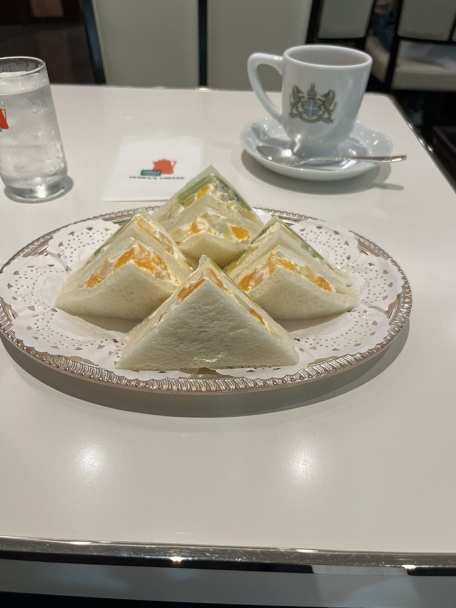 maywonder0513's tweet image. 今日は、イノダコーヒーで遅いランチをしました。イノダで初めてフルーツサンドをいただきました😄美味しい😋