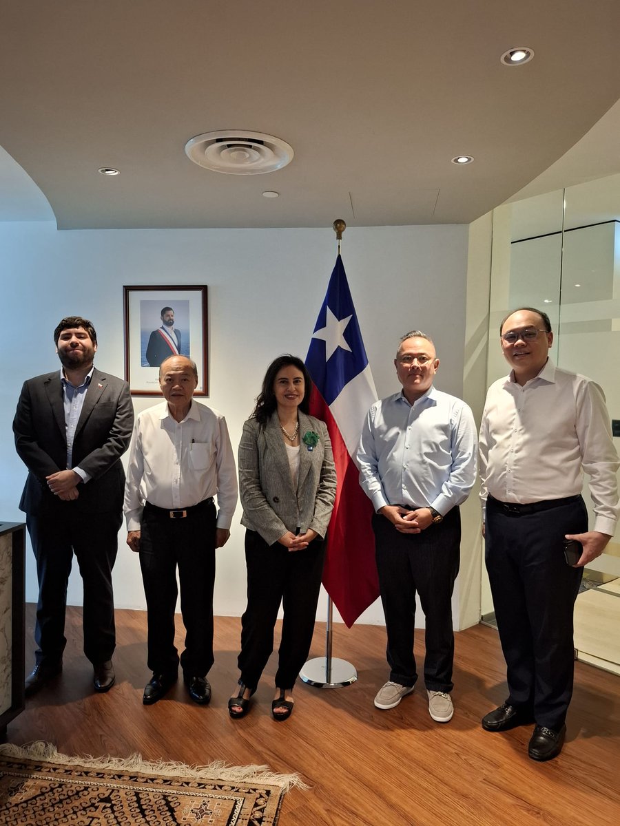🇨🇱🇸🇬 Productive meeting today between our Embassy and  the SFVIEA to discuss expanding trade opportunities for Chilean fruits &amp; vegetables in Singapore's market.

Strengthening agricultural partnerships for global food security! 🌱