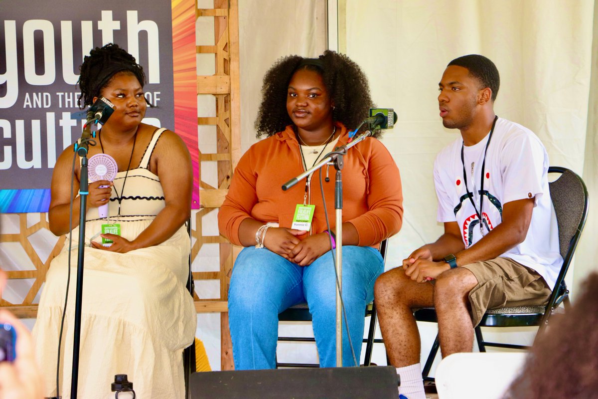 WILL_POWERLTL's tweet image. The Students of Deanwood Radio Broadcast
discuss mentorship in media with @DCAllisontv & @DonnieSimpson day7 of the @SmithsonianFolk 25’ @DCDPR #DprPrograms