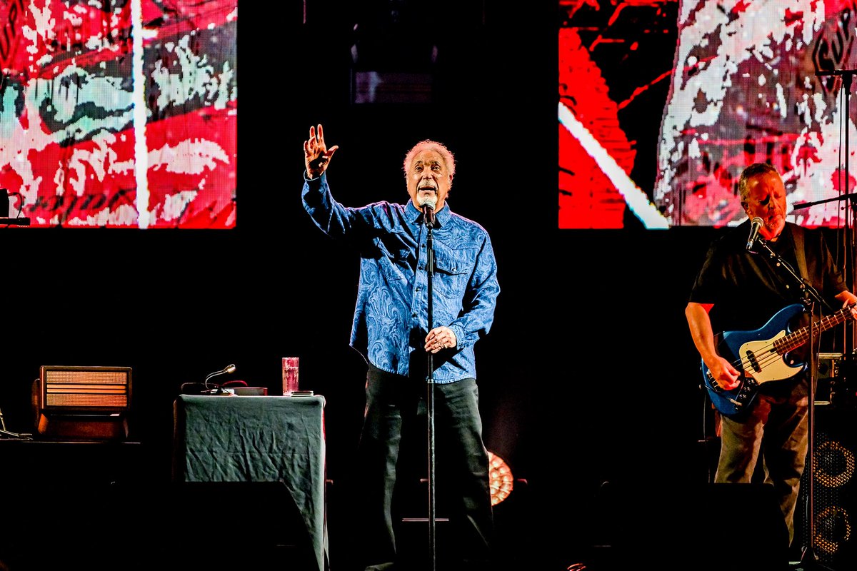 RealSirTomJones tweet picture