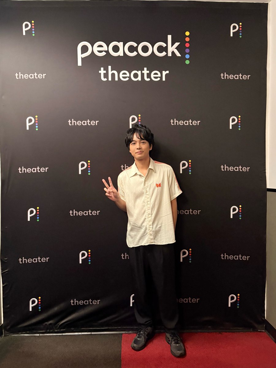 aslebenOfficial's tweet photo. #榎木淳弥 が、7/6（日）にアメリカのLAで開催された
「#呪術廻戦 AnimeExpo2025 SPECIAL EVENT」のステージに出演いたしました！
ご来場の皆様、ありがとうございました！
オフショットは大きなロブスターとの２ショット？です🦞

#AnimeExpo2025 #AX2025 https://t.co/MRFQ4DU3zs