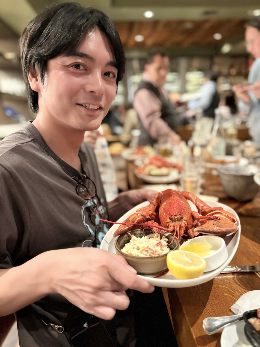 aslebenOfficial's tweet photo. #榎木淳弥 が、7/6（日）にアメリカのLAで開催された
「#呪術廻戦 AnimeExpo2025 SPECIAL EVENT」のステージに出演いたしました！
ご来場の皆様、ありがとうございました！
オフショットは大きなロブスターとの２ショット？です🦞

#AnimeExpo2025 #AX2025 https://t.co/MRFQ4DU3zs