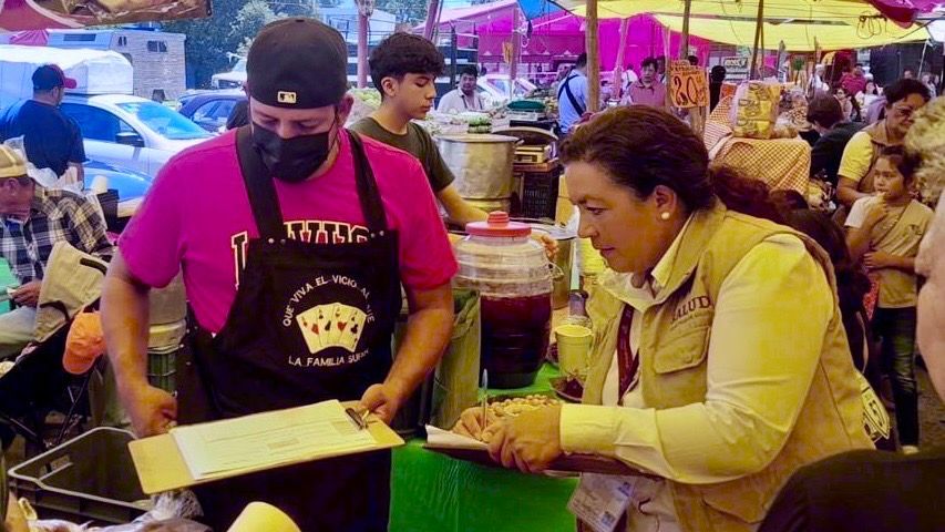 Salud_Hidalgo's tweet photo. Por instrucción de la secretaria @VaneEscalanteA, personal de #COPRISEH de la Jurisdicción Sanitaria de #Apan recorrió el tianguis de #CiudadSahagún, #Tepeapulco, para entregar lineamientos y alertas sanitarias que refuercen la higiene en puestos de comida. #PrimeroTuSalud https://t.co/kavY7F0Y23