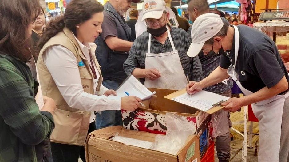 Salud_Hidalgo's tweet photo. Por instrucción de la secretaria @VaneEscalanteA, personal de #COPRISEH de la Jurisdicción Sanitaria de #Apan recorrió el tianguis de #CiudadSahagún, #Tepeapulco, para entregar lineamientos y alertas sanitarias que refuercen la higiene en puestos de comida. #PrimeroTuSalud https://t.co/kavY7F0Y23