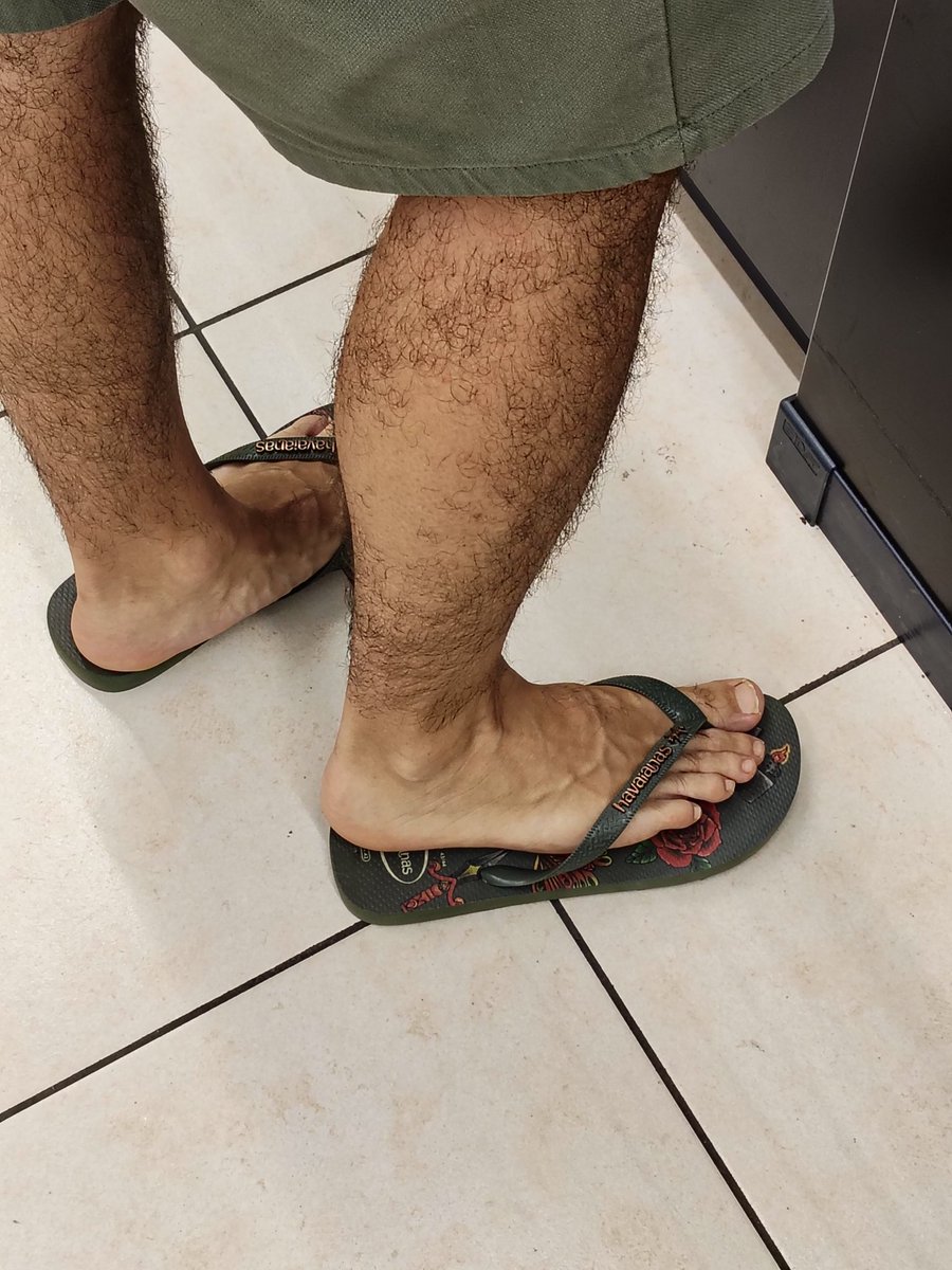 nicon45935830's tweet photo. bei piedoni etero taglia 42 in fila alla cassa del supermercato 🦶🦶🤤 #spyfeet #spyfoot #feetspy #footspy #feet #foot #straightfeet #footfetish #feetfetish #feetlover #feetvoyeur #candidfeet #manfeet #malefeet #flipflops #manfoot #malefoot https://t.co/xU57DPHTMB