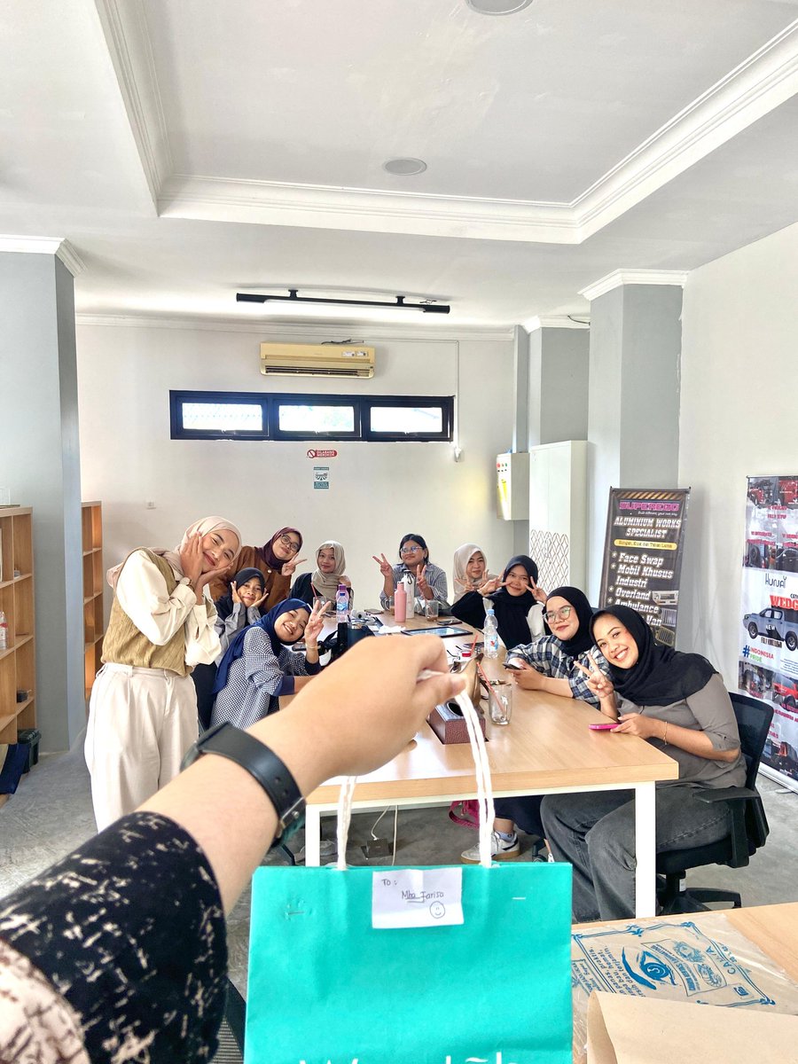 l0vessour's tweet photo. intern semester 4 done ✅
#intern #magang #semester4 https://t.co/nrwa0PQXtb