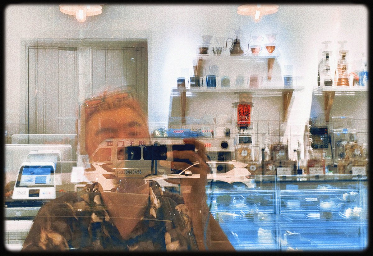 忽然想说，以后就拍这种虚焦的照片算了。

看起来神神叨叨还挺好玩的。