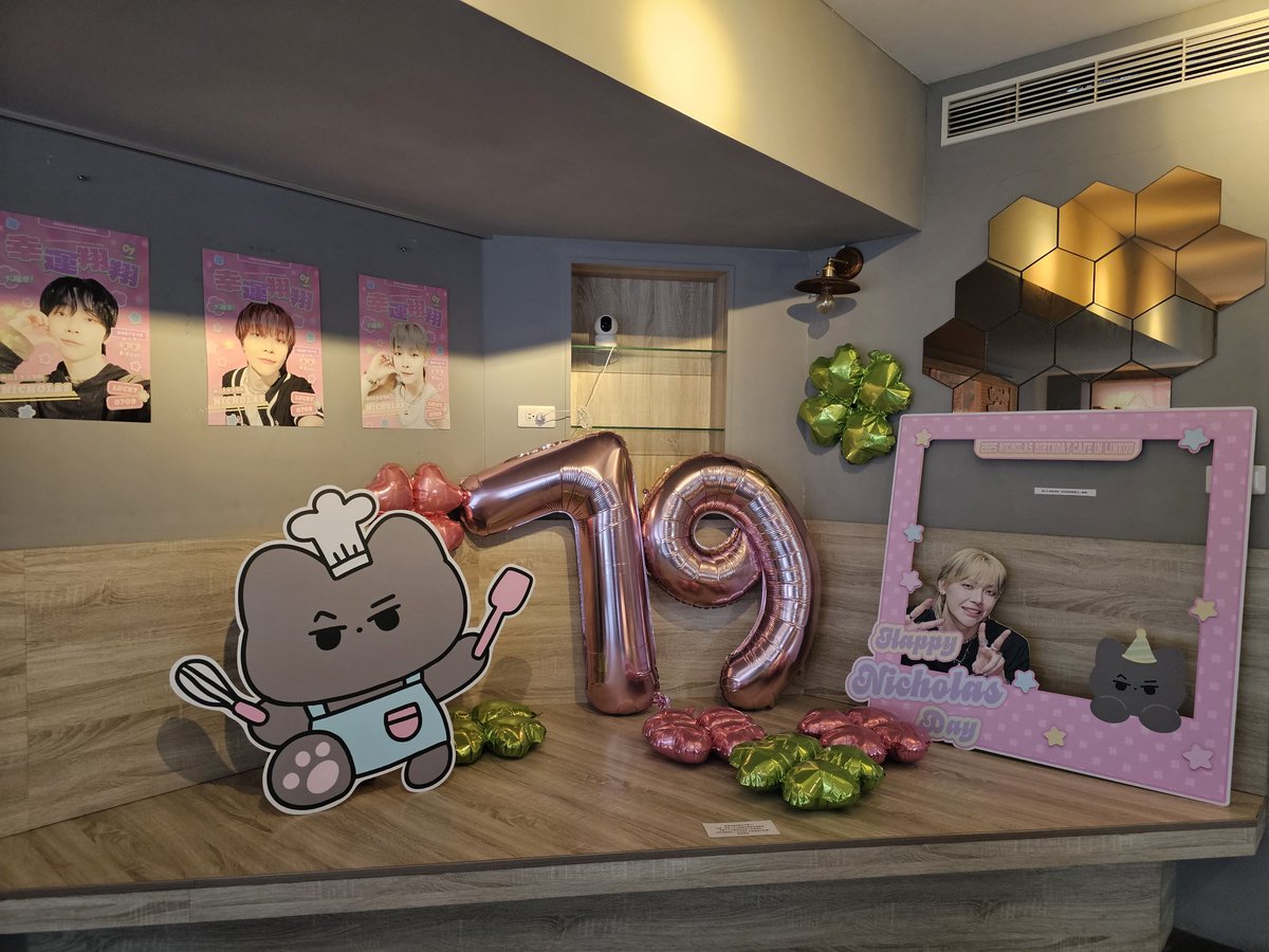 yOzERo_'s tweet photo. 第一次參加奕翔的生咖 🐈‍⬛🍓 
也是第一次來到度日吃鬆餅，好好吃😋 

謝謝主辦的用心佈置及應援
真的好開心可以參與這次的生咖 💓

王奕翔 生日快樂 🥳

#王奕翔日快樂 
#HAPPY_NICHOLAS_DAY
#린커우에서온_천재천사_니콜라스생일

再次感謝主辦 @luckyno709 及 度日鬆餅 🫶🏻 https://t.co/ds0dpagQnq