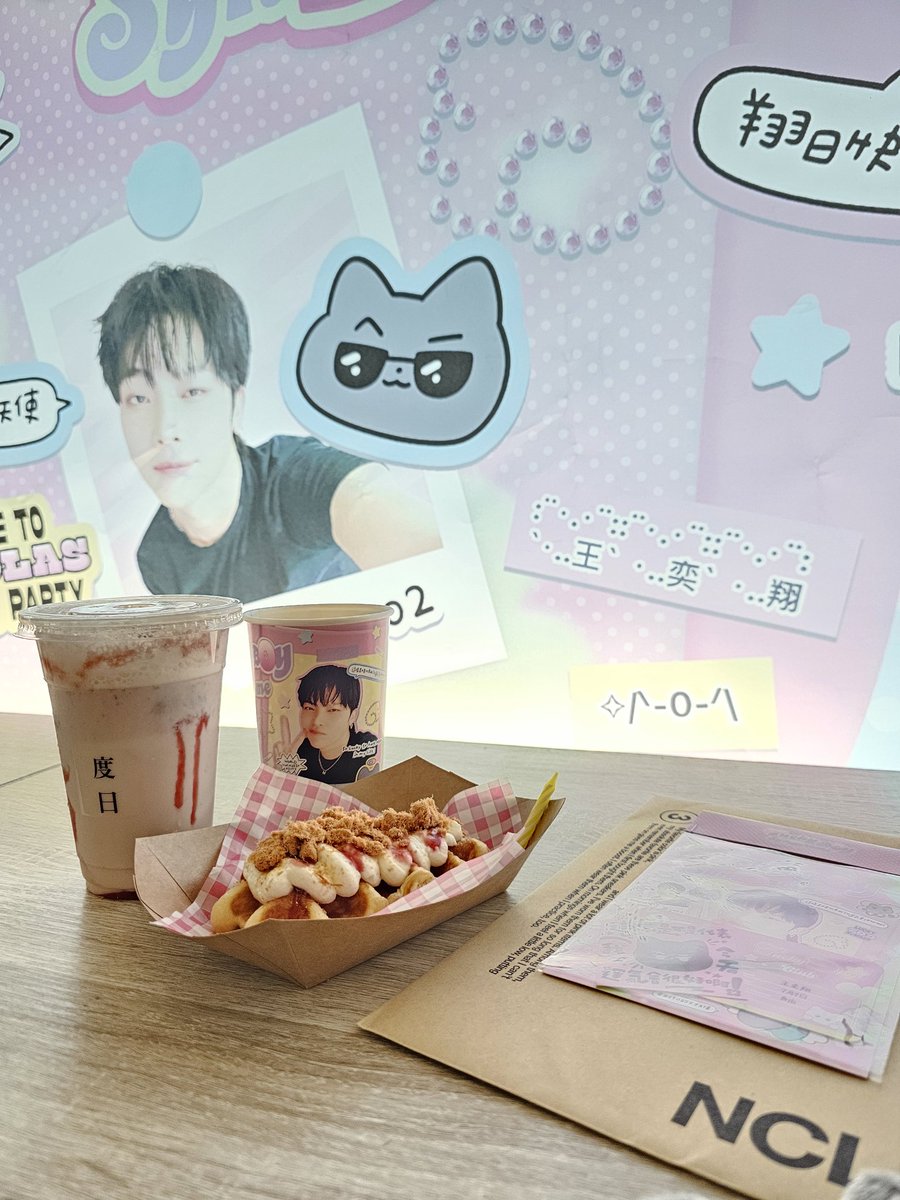 yOzERo_'s tweet photo. 第一次參加奕翔的生咖 🐈‍⬛🍓 
也是第一次來到度日吃鬆餅，好好吃😋 

謝謝主辦的用心佈置及應援
真的好開心可以參與這次的生咖 💓

王奕翔 生日快樂 🥳

#王奕翔日快樂 
#HAPPY_NICHOLAS_DAY
#린커우에서온_천재천사_니콜라스생일

再次感謝主辦 @luckyno709 及 度日鬆餅 🫶🏻 https://t.co/ds0dpagQnq