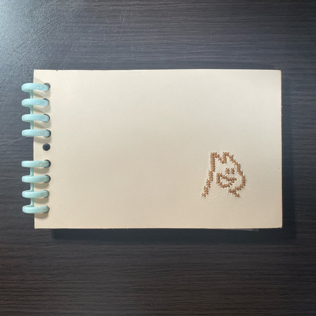 nijuniji's tweet photo. 革にクロスステッチ。 https://t.co/QAZ0u6azZk