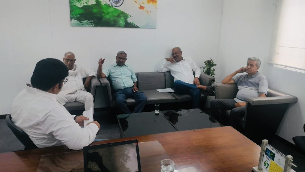 आज न्यू गुरुग्राम स्तिथ कार्यालय पर वर्धमान फ्लोरा सोसाइटी, सेक्टर 90 के प्रतिनिधियों का आगमन हुआ, सोसाइटी व क्षेत्र संबंधित विस्तृत चर्चा की। #Intellectual_politics