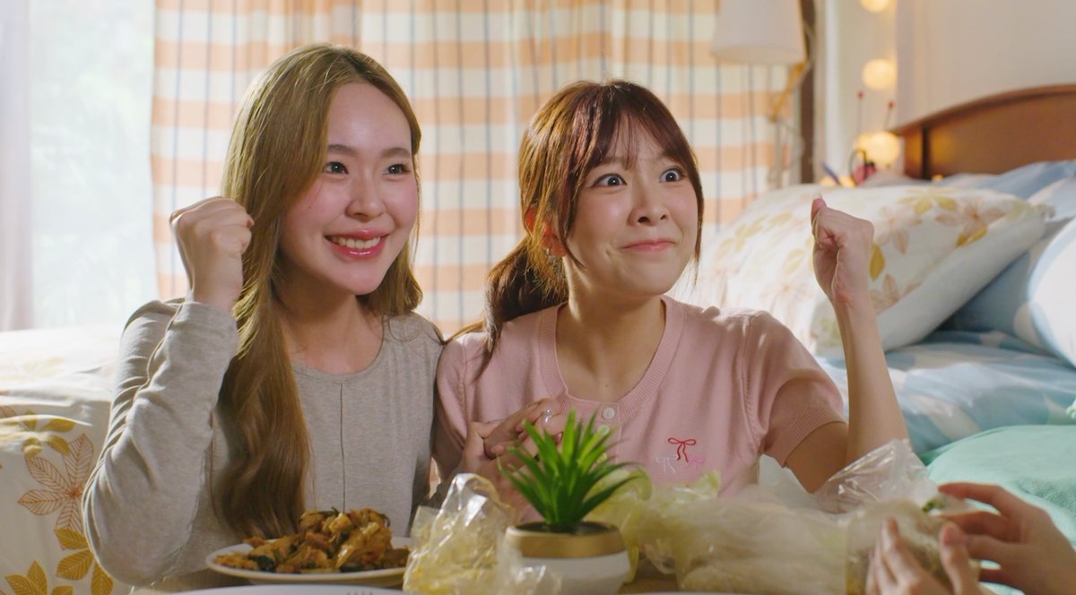 Cố lên nha, tui tin bà hỏng cần giấu cha giấu mẹ như tụi tui đâu. Tụi tin bà làm được đó 

TONNAMCHOMPOO SECRET LOVE  
#WhaleStorexoxoEP3 
<a href="/junewanwimol19/">จูนววม</a> <a href="/mewnich__/">Mewnich</a>