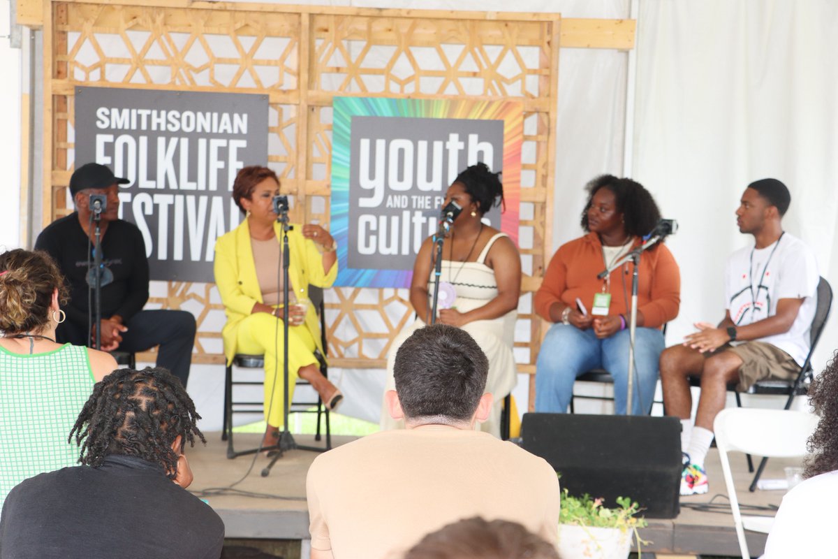WILL_POWERLTL's tweet image. The Students of Deanwood Radio Broadcast
discuss mentorship in media with @DCAllisontv & @DonnieSimpson day7 of the @SmithsonianFolk 25’ @DCDPR #DprPrograms