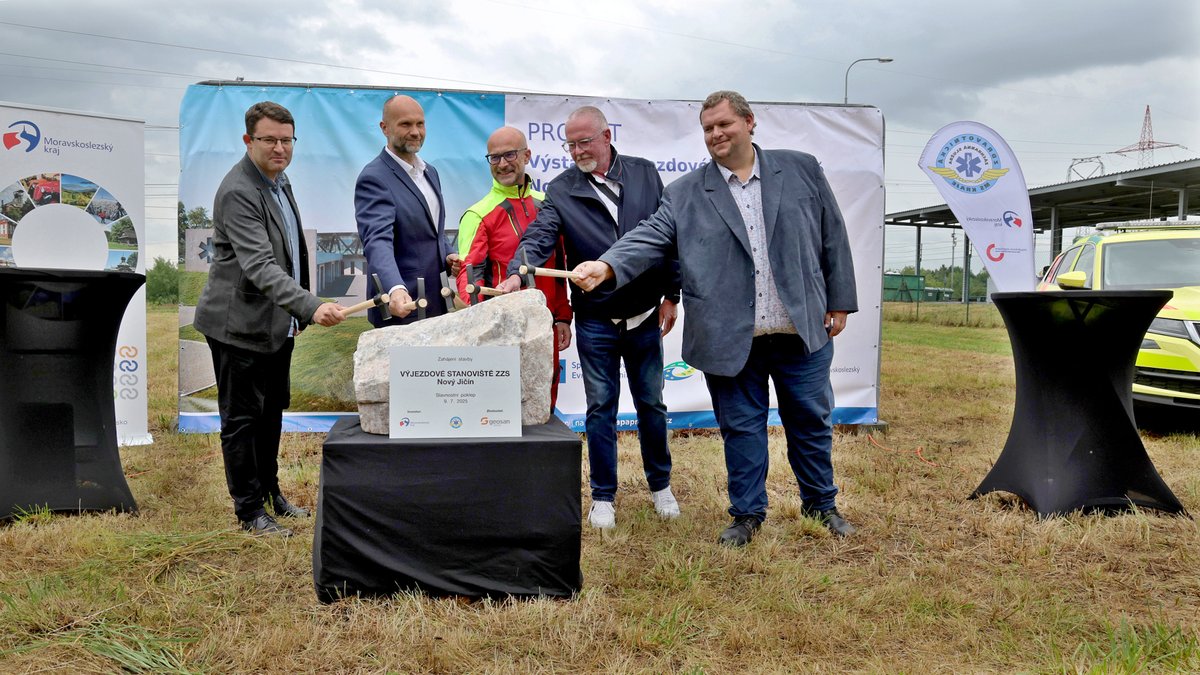 Nikdo si nepřeje, aby někdy potřeboval záchranku 🚑. Ale když už fakt není zbytí, chceme, aby u nás byla okamžitě, s nejlepší posádkou a vybavením.

Právě proto se začíná stavět nové výjezdové stanoviště zdravotních záchranářů v Novém Jičíně 🏗️.

To stávající už tolik nevyhovuje
