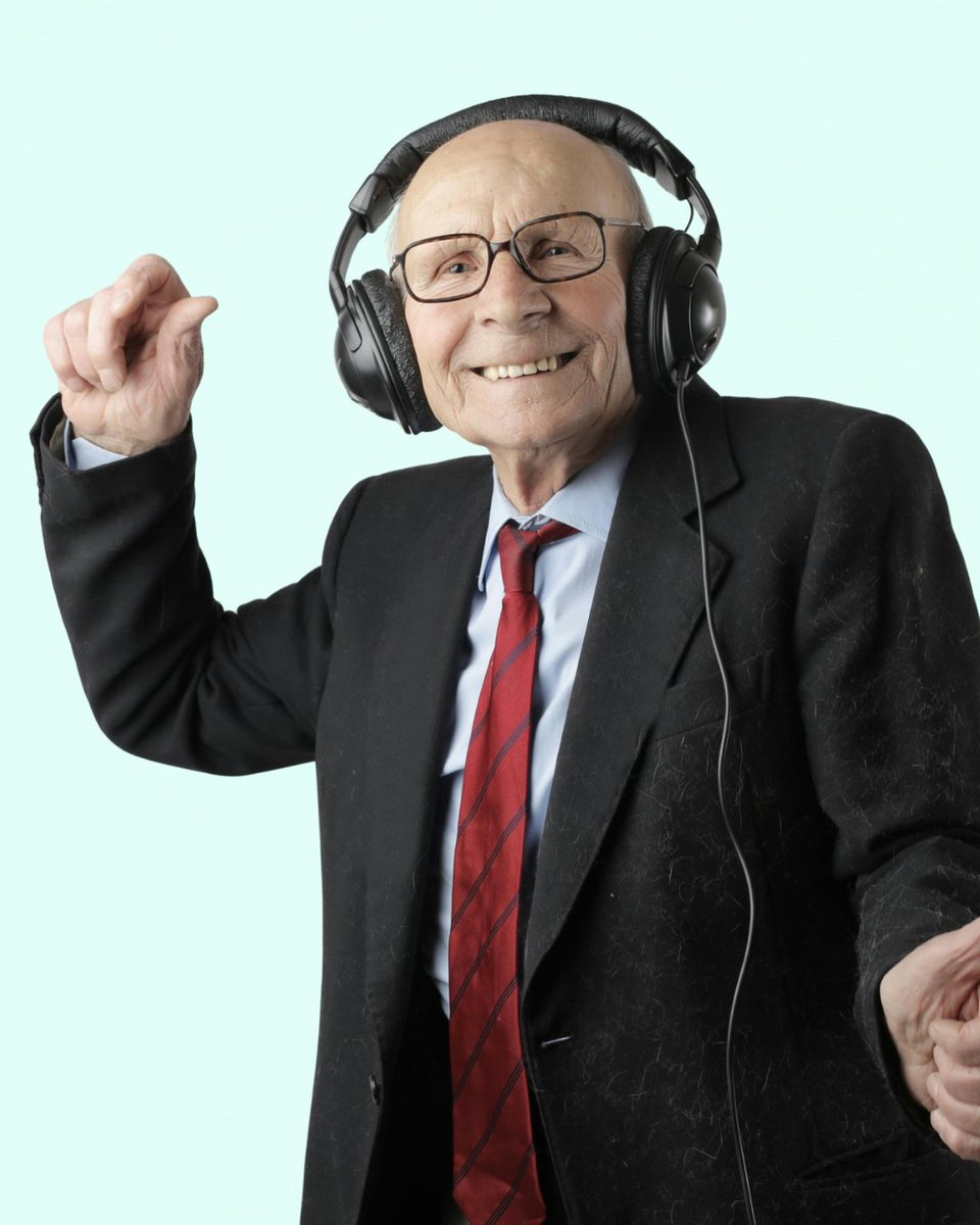 BrainWiseMedia's tweet image. Music reaches memories that words can’t. Even in late-stage Alzheimer’s, music remains a powerful tool for emotional connection and cognitive stimulation. 

brainwisemedia.com/6-ways-to-brin…