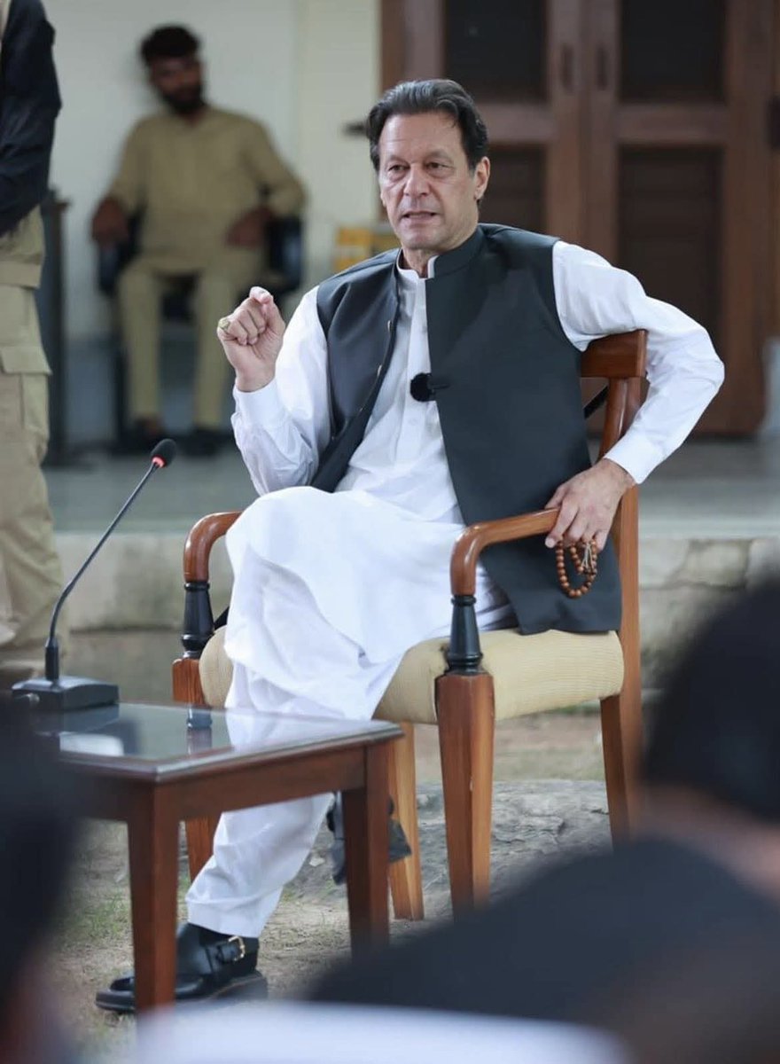 دوٹوک  پیغام دے رہا ہوں کہ تحریک انصاف کا جو عہدہ دار اس تحریک کا وزن نہیں اٹھا سکتا وہ ابھی سے الگ ہو جائے۔ جن لوگوں نے اُن  کے آگے گھٹنے ٹیکے ہوئے ہیں  وہ یاد رکھیں! کچھ عرصے بعد یہی لوگ انہیں کرش کر دیں گے اور عوام بھی انہیں کبھی معاف نہیں کرے گی۔”
- عمران خان