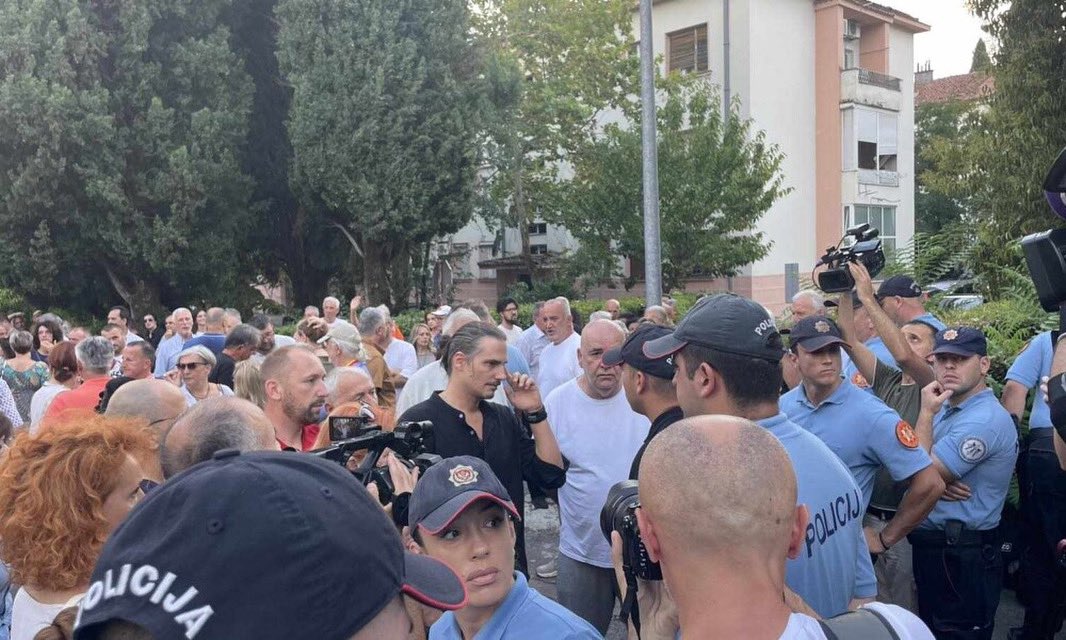 Mreža liberala Jugoistočne Evrope LIBSEEN uputila je pismo crnogorskoj i međunarodnoj javnosti u kojem navodi da je zabrinuta zbog kršenja građanskih sloboda i napada na opozicione lidere i aktiviste na protestu u Podgorici.

Link: cdm.me/politika/libse…