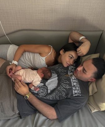 deadpoetstan's tweet photo. è nata la figlia di valentina cabassi e ernia😭😭

piango i bellissimi https://t.co/9DOaOFToQx